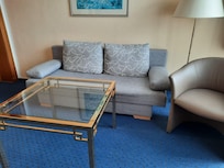 Sofaen var skæv at sove på.