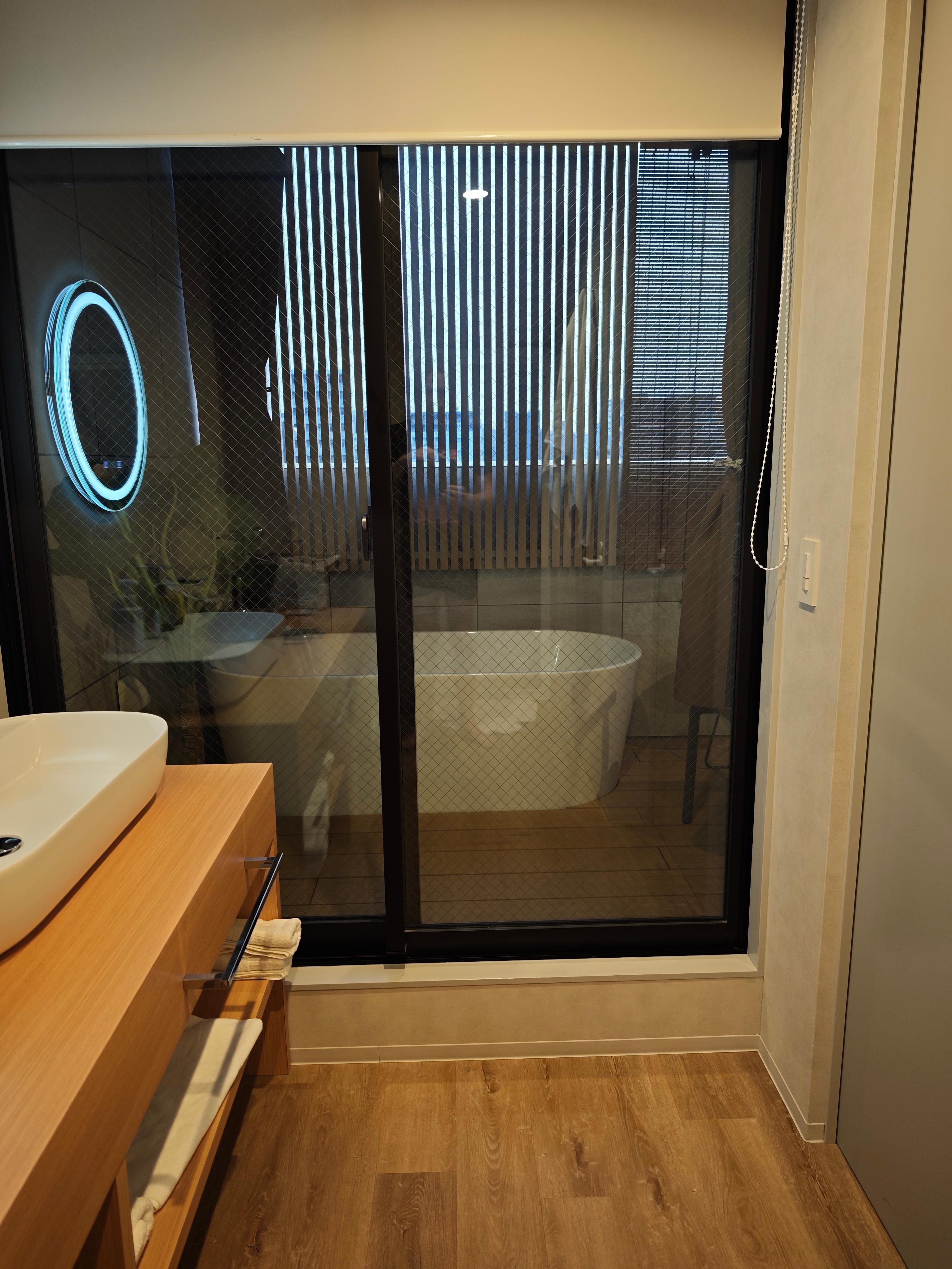 Vy från badrummet ut på balkongen 