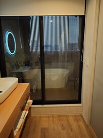 Vy från badrummet ut på balkongen