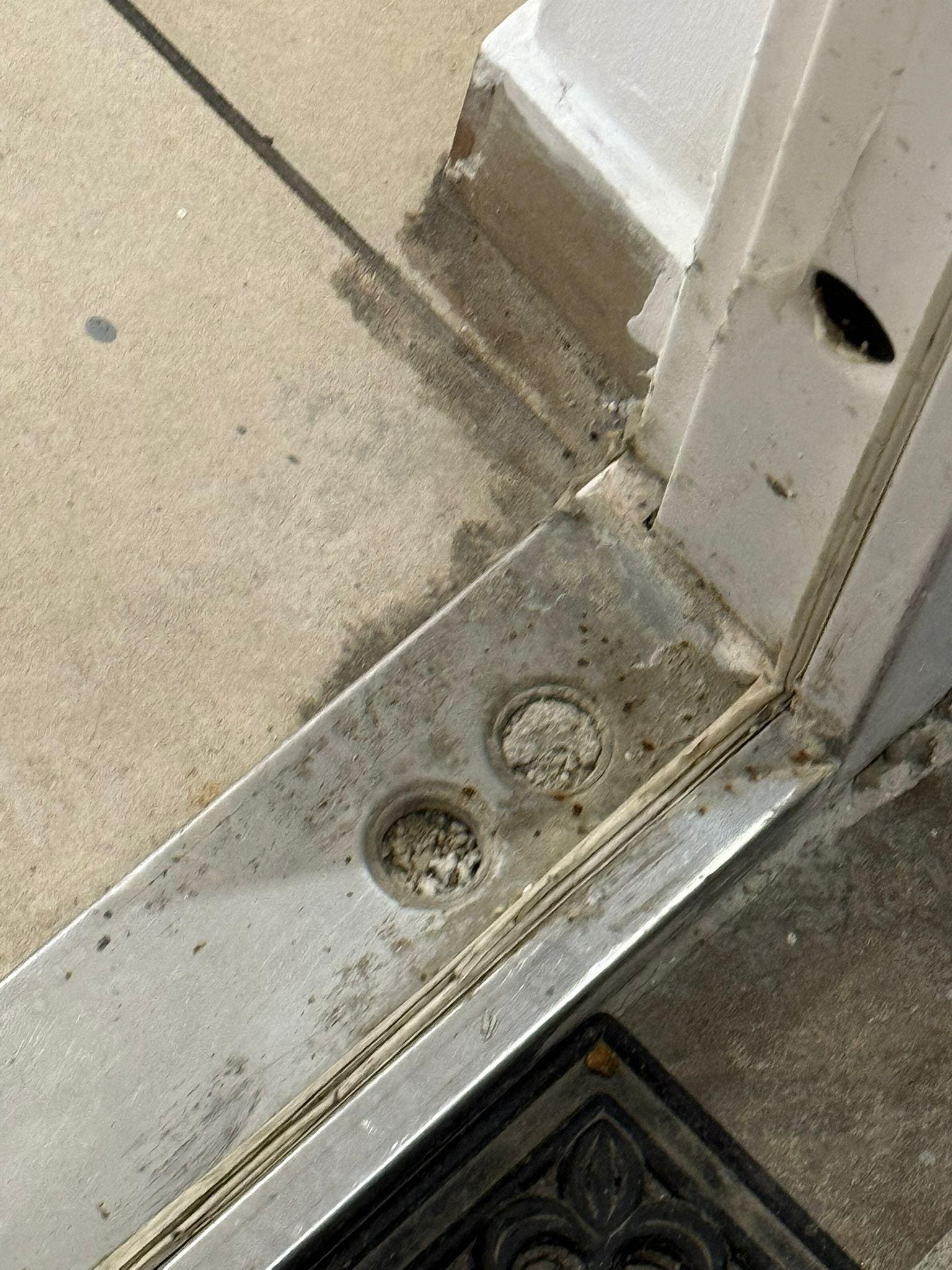 Hauseingang völlig verdreckt 