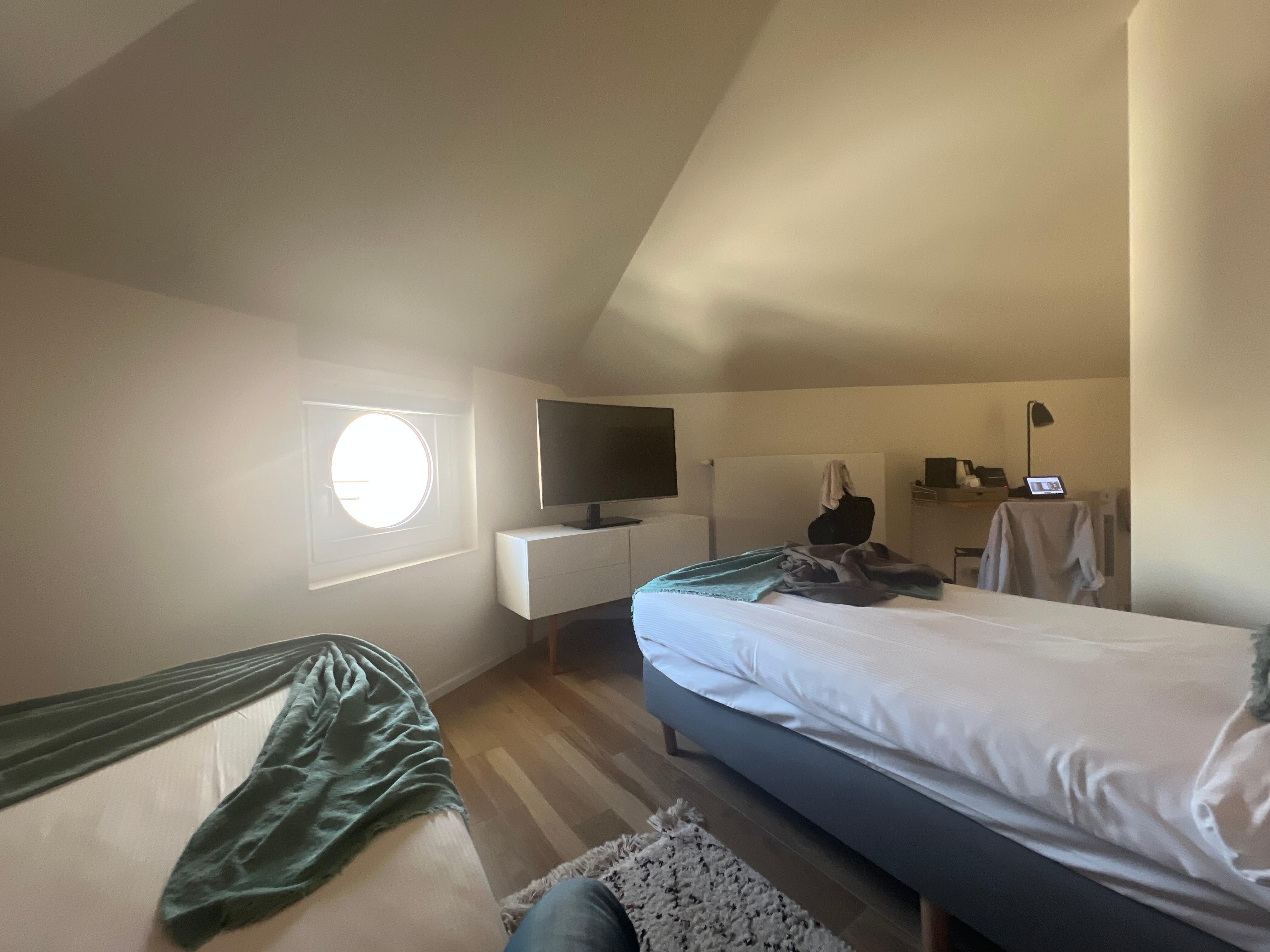 Hyggeligt værelse men varmt (selv i maj) og ingen aircondition 