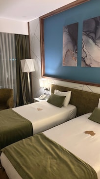 Close location to the airport. The room is spacious and clean.