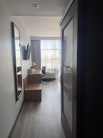 Diele zum Schlafbereich mit integriertem Kleiderschrank und Tresor