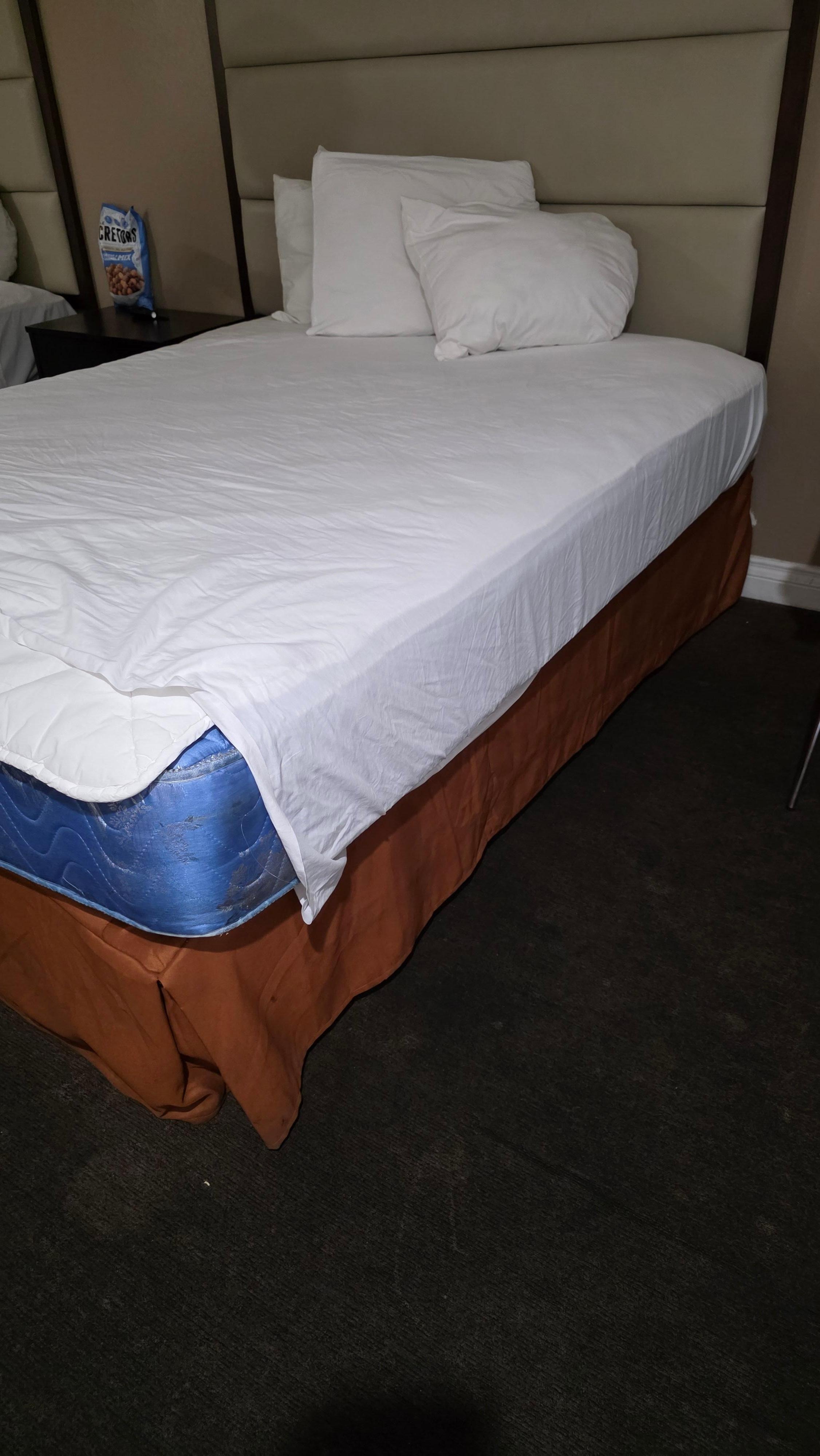 Sheets don't fit the mattress and there's exposed mattress on the top and bottom where your feet and head would be