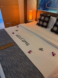 Welcome greeting on the bed! Very nice.