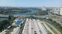 Otelin büyük açık havuzu ve odadan manzara