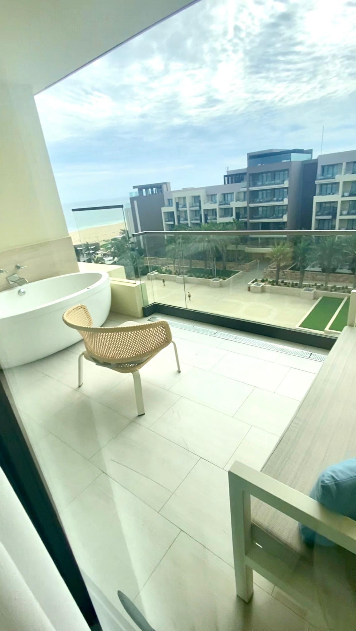 Balcony with jacuzzi tub