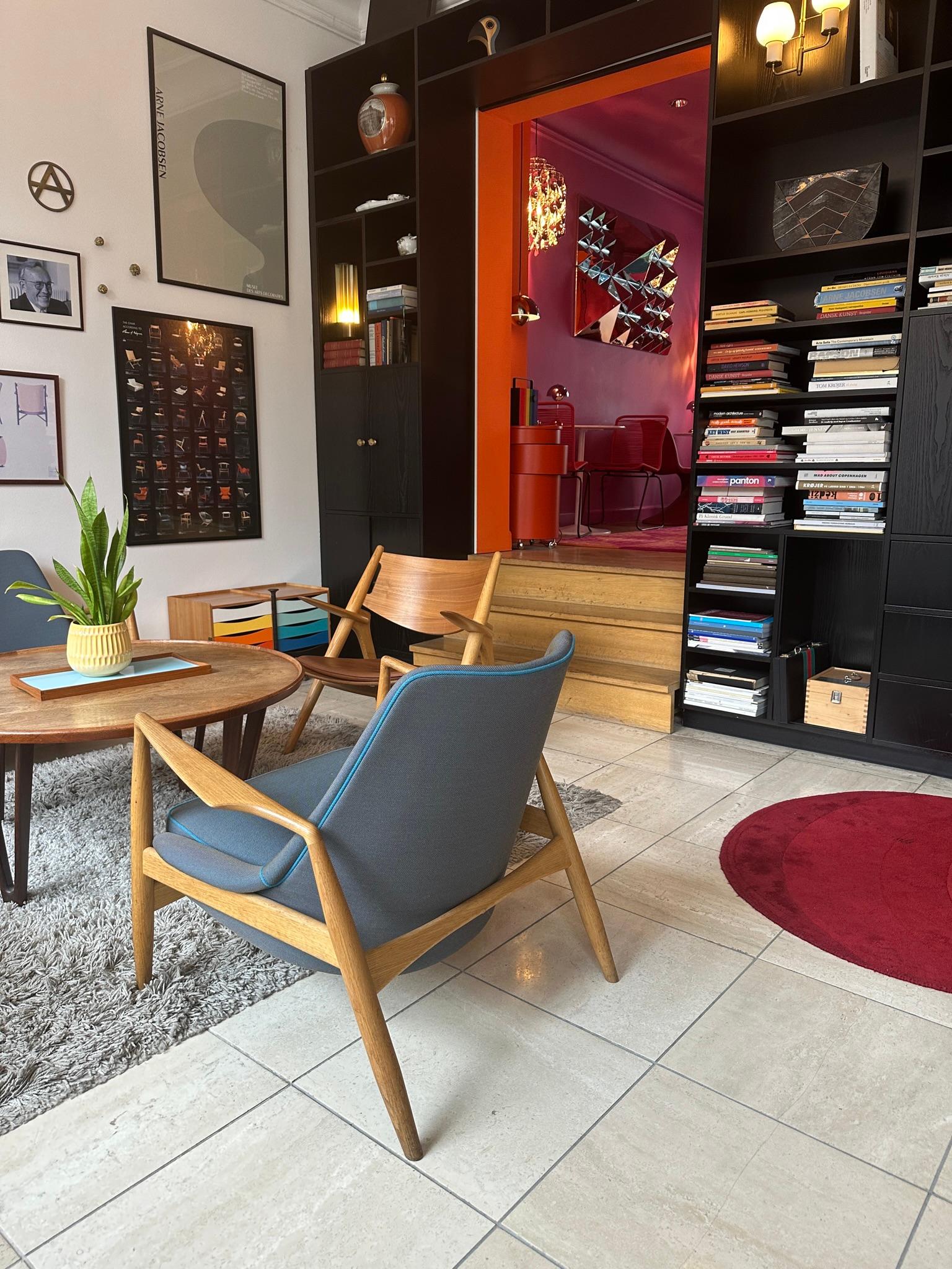 Lobby with wonderful books and design details 