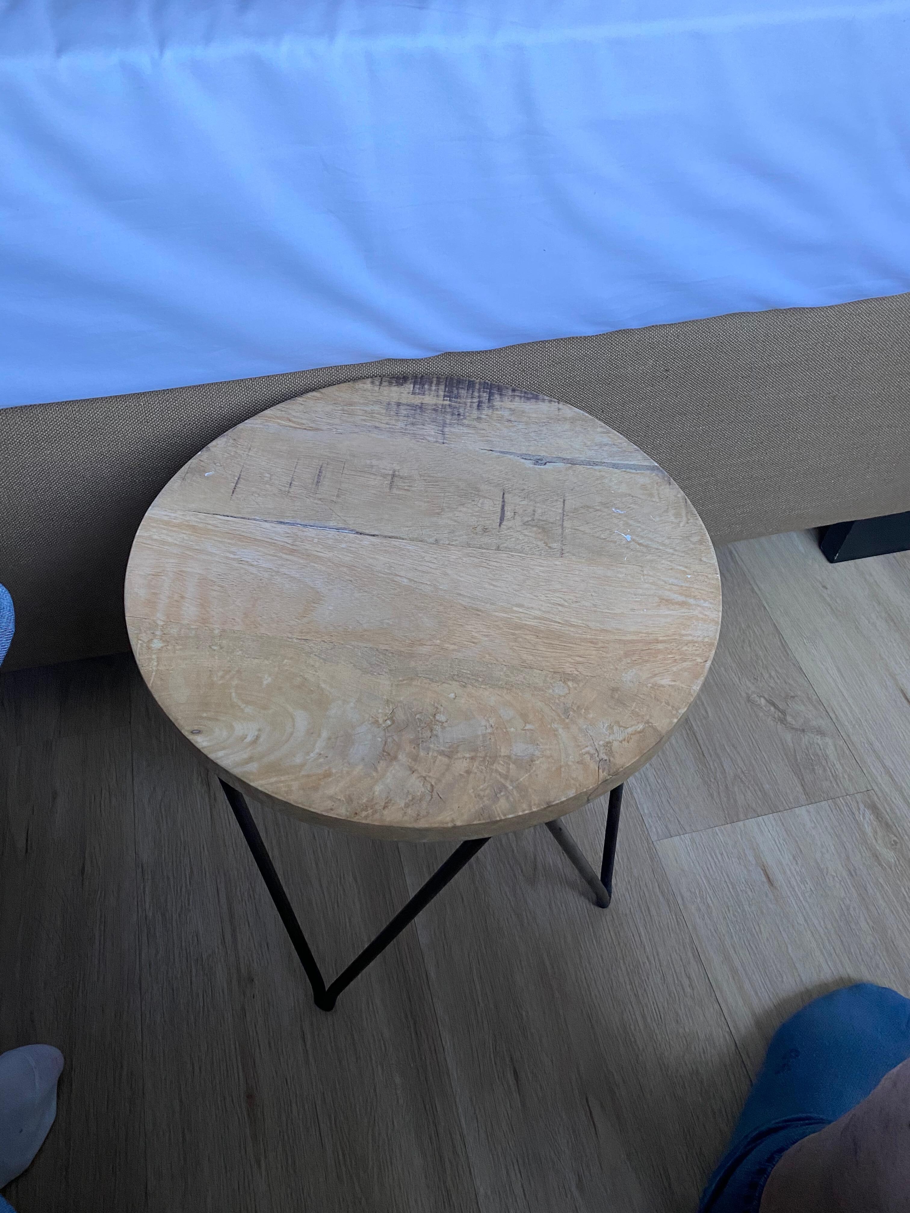Schrotthocker als Teil der „Sitzecke“-ein Sessel im Doppelzimmer