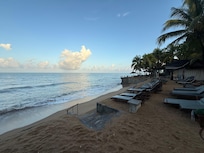 La vue de la plage depuis le restaurant du petit déjeuner. On aperçoit déjà les marches…