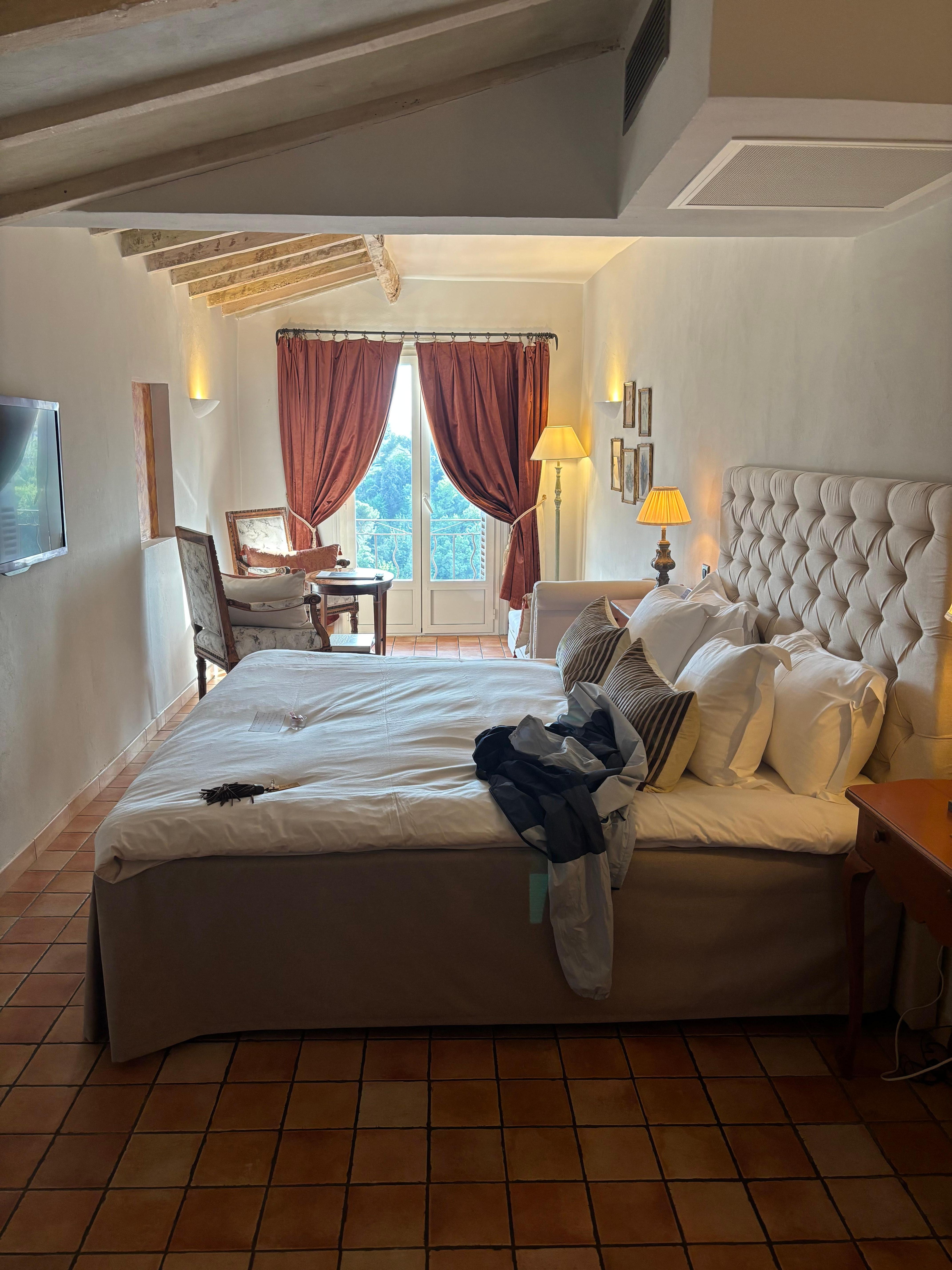 View of the spacious room.