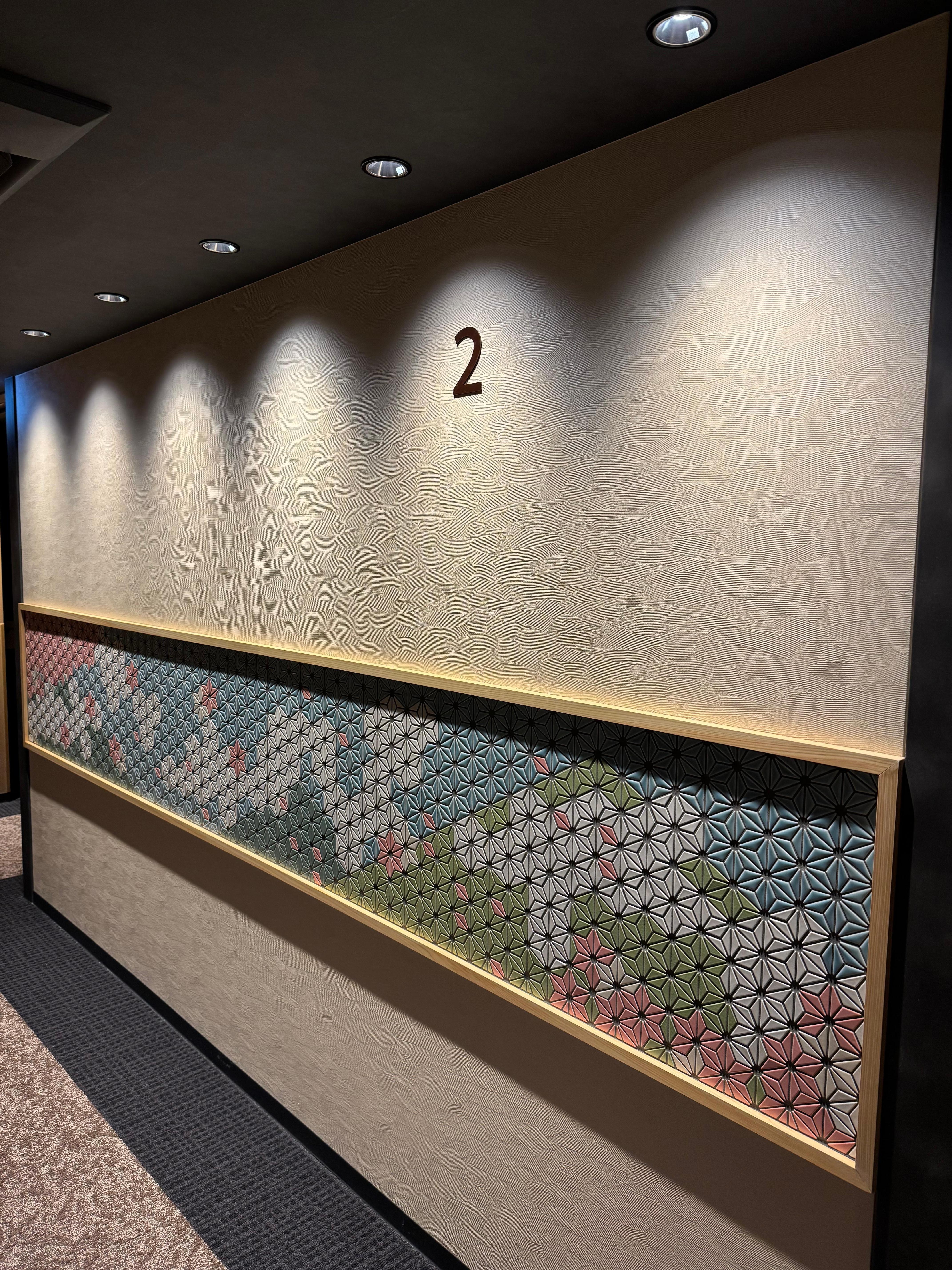 エレベーターの前のタイルの飾りが綺麗でした。