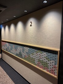 エレベーターの前のタイルの飾りが綺麗でした。