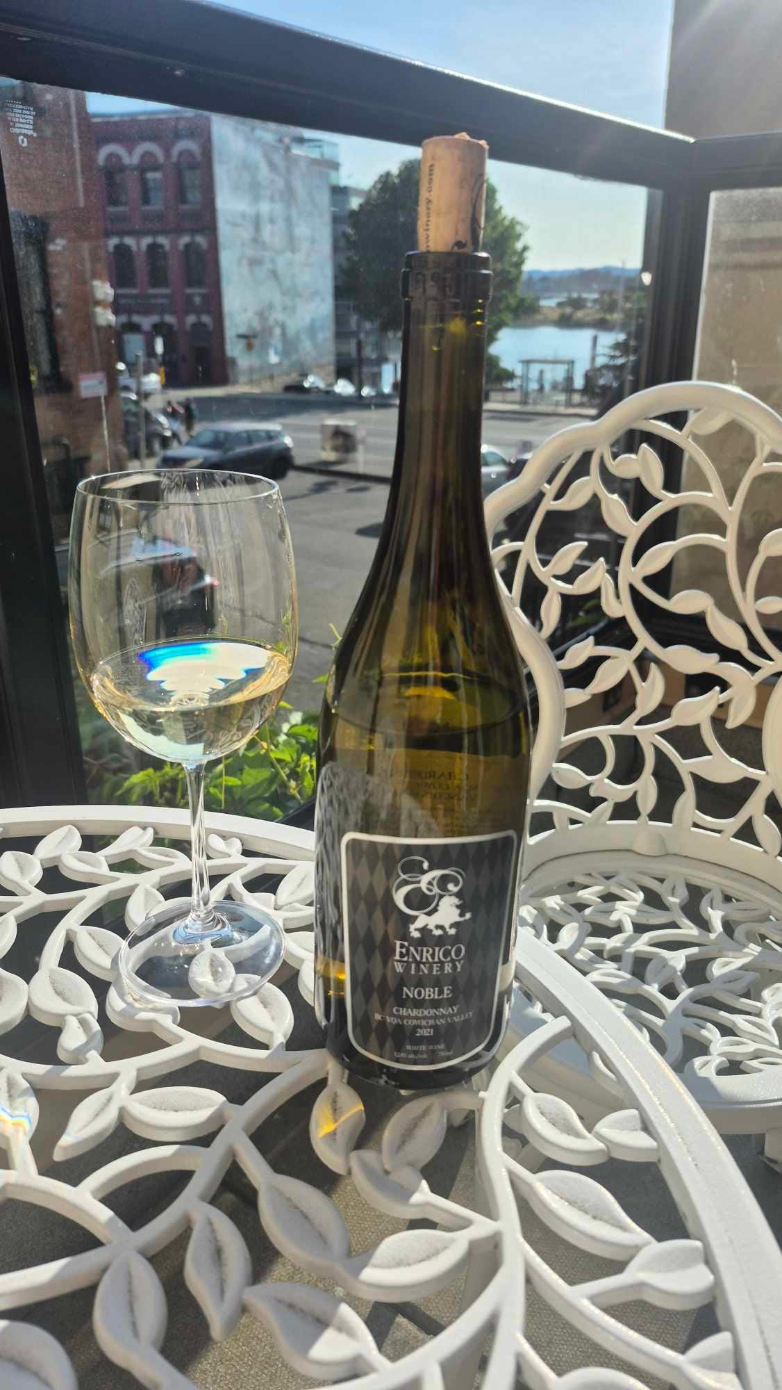 La terrasse est parfaite pour essayer un vin blanc de la région 