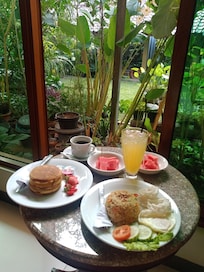 Petit-déjeuner inclus apporté en chambre