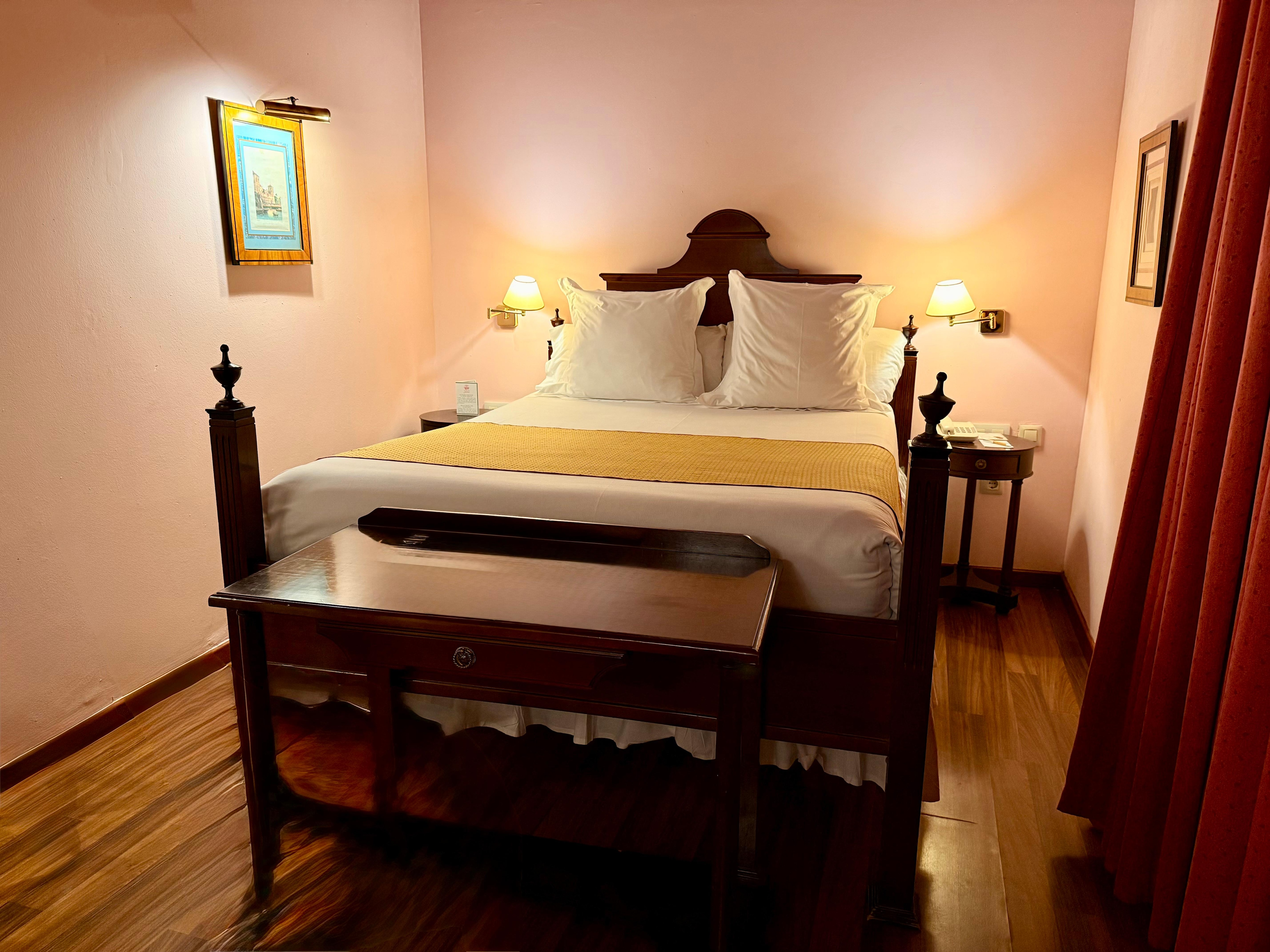 ein schönes, stilvoll eingerichtetes Doppelzimmer 