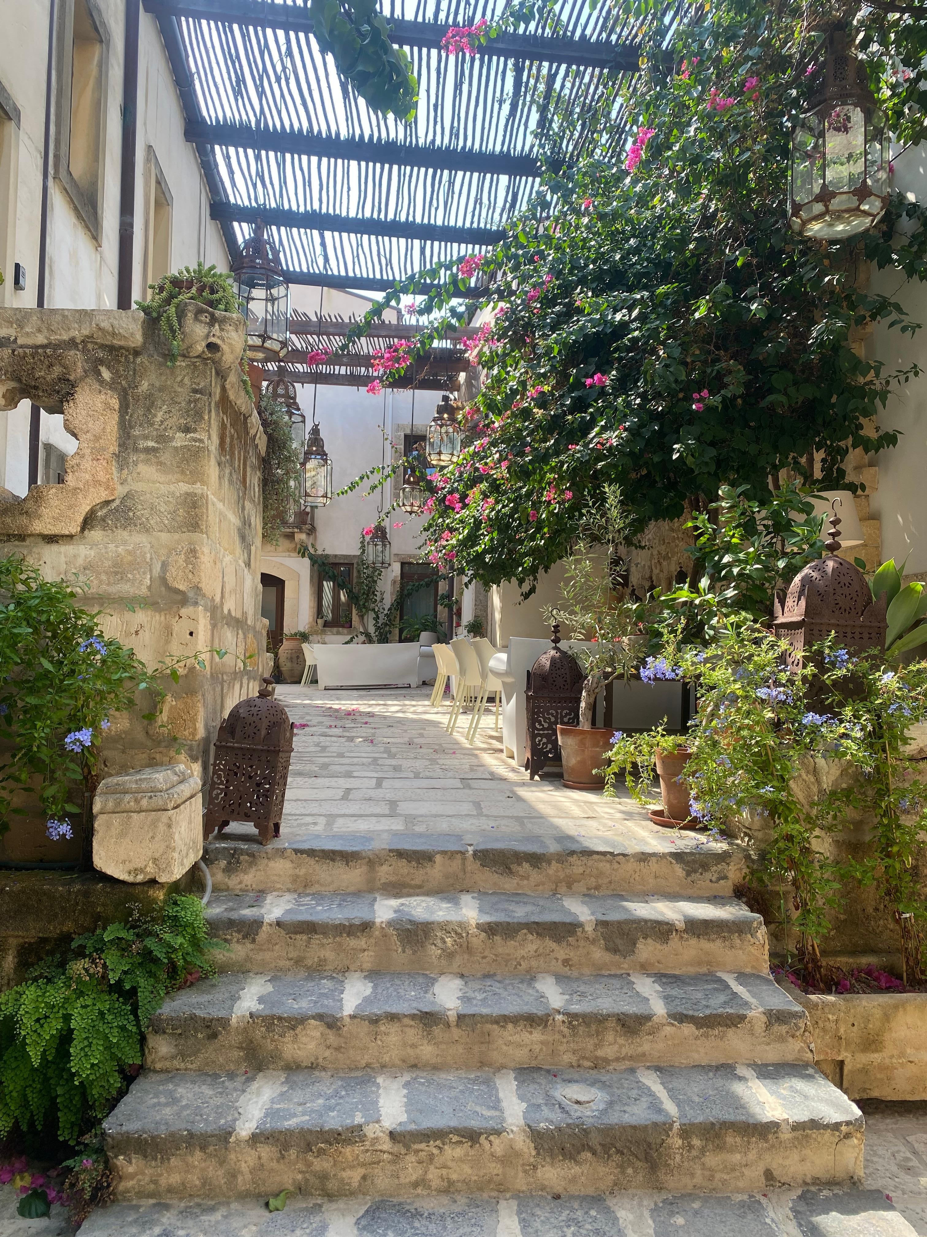 Cour de l’hôtel, accès aux chambres qui sont indépendantes les unes des autres