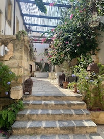 Cour de l’hôtel, accès aux chambres qui sont indépendantes les unes des autres