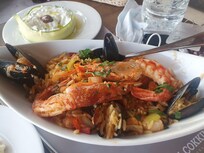 Moules, crevettes et calamars en casserole