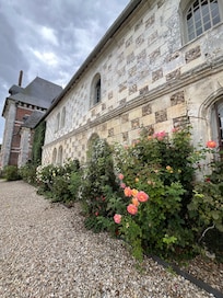 Rosiers devant le château
