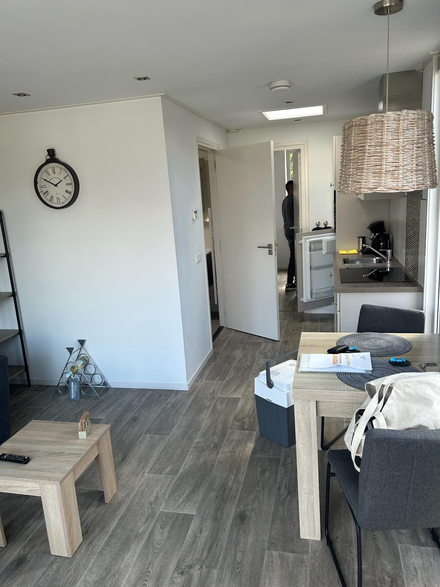 Wohnzimmer mit Esstisch, Couch, Küchenzeile