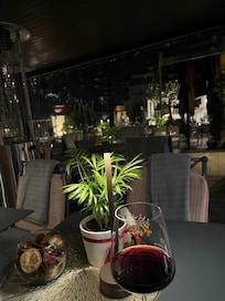 Un bel vino sulla terrazza.