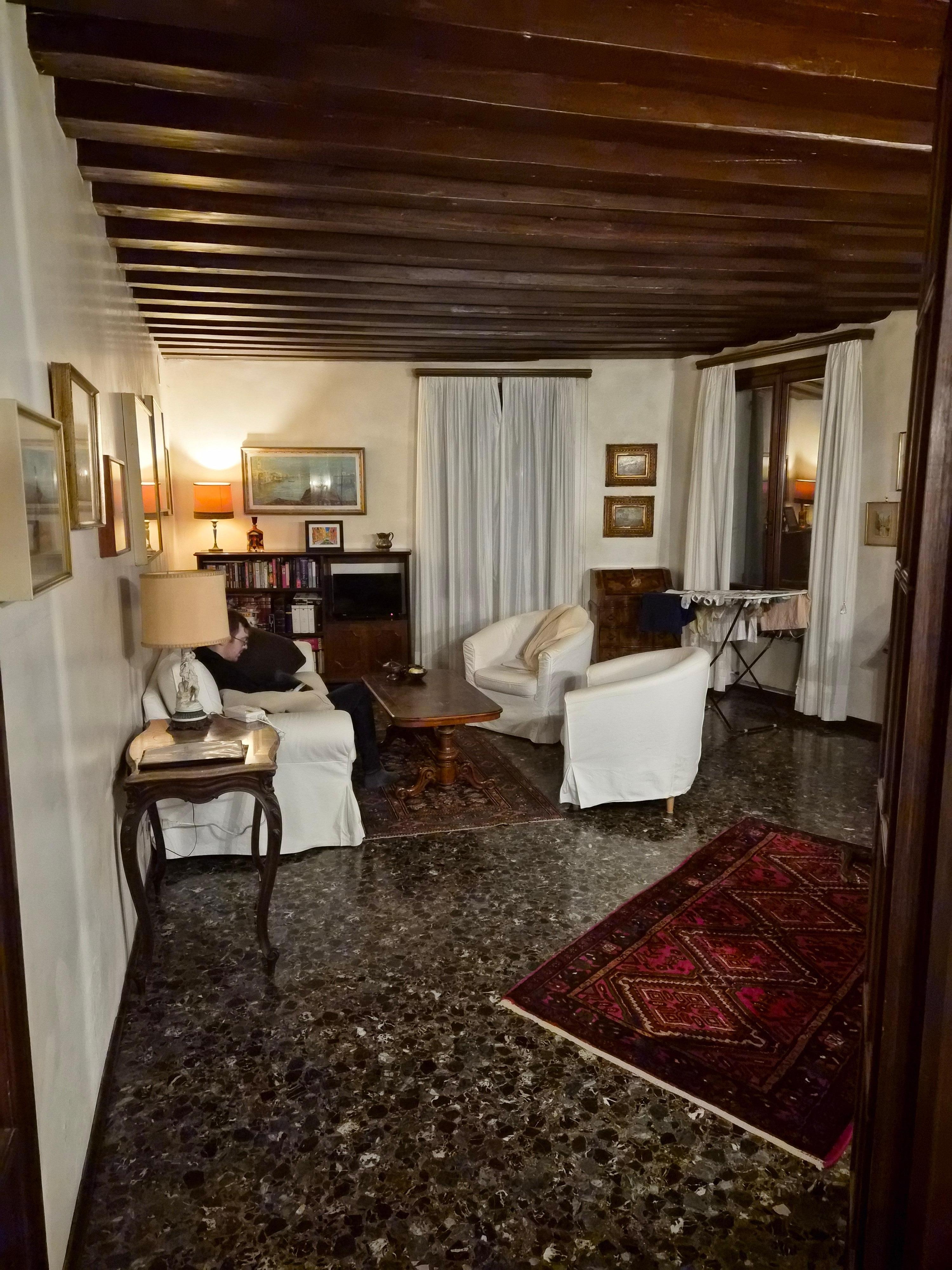 Comfortable living/diningroom with canal views