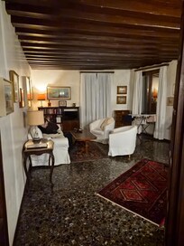 Comfortable living/diningroom with canal views