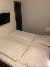 Das Zimmer mit dem Doppelbett.