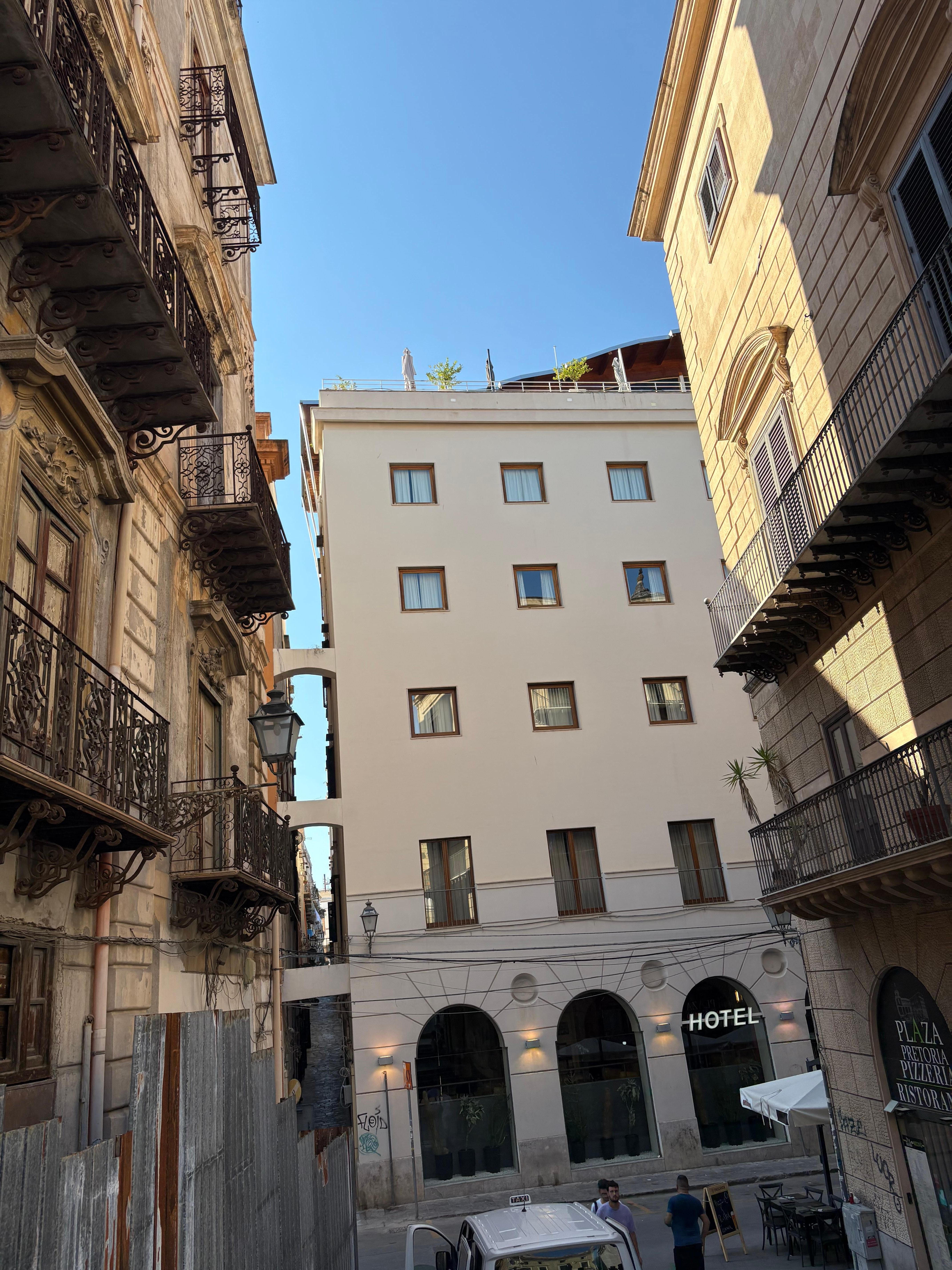 L’hôtel depuis la piazza Pretoria 