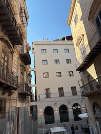 L’hôtel depuis la piazza Pretoria