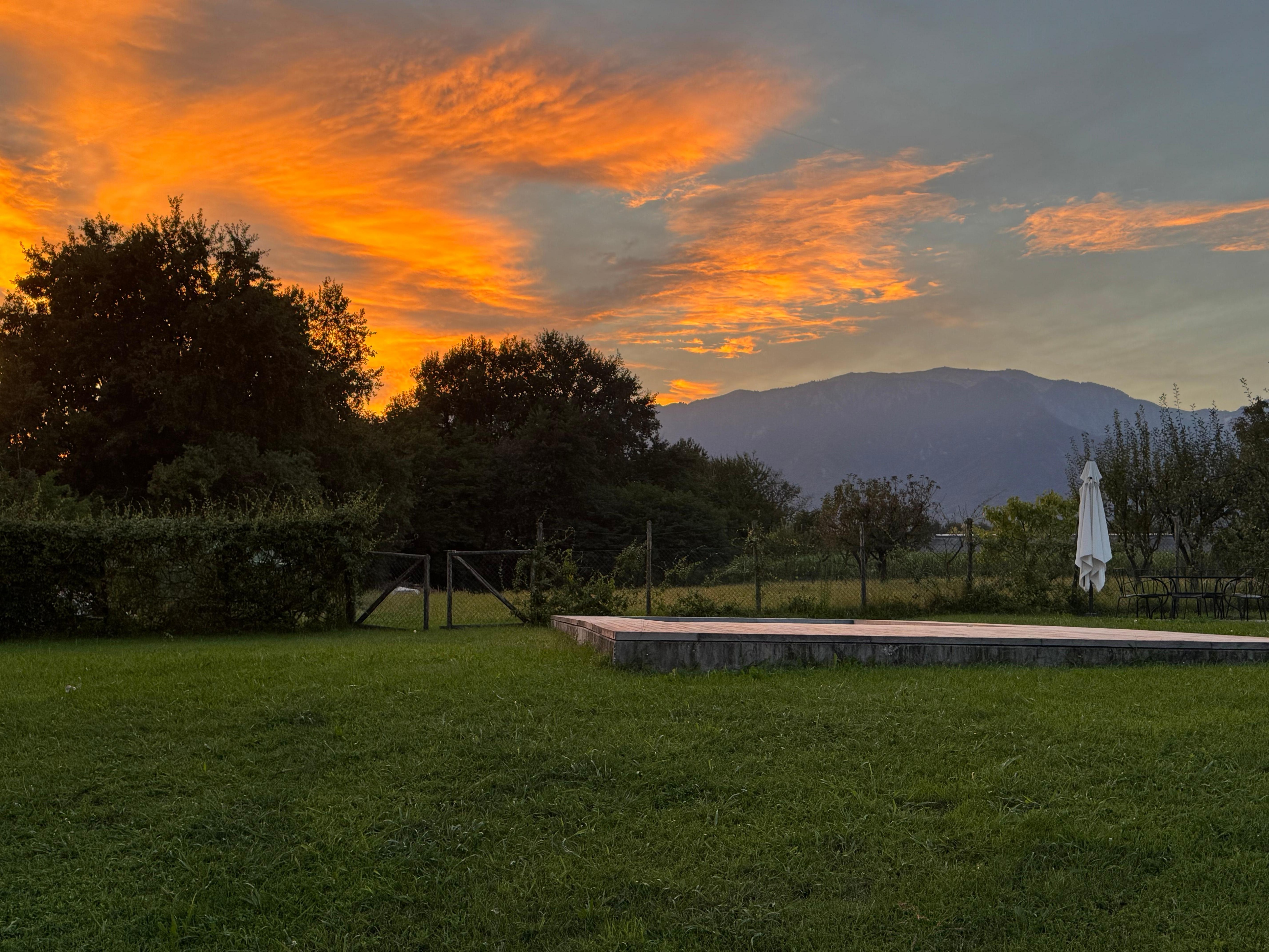 Zwembad met uitzicht op avond.