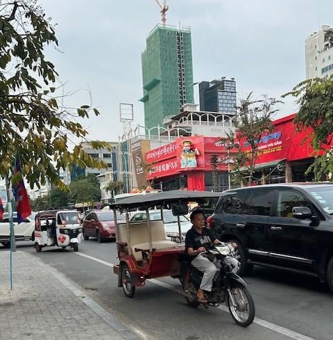 プノンペン市街の混雑した道路風景