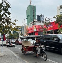 プノンペン市街の混雑した道路風景