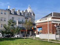 L’hôtel fait l’angle en face du casino