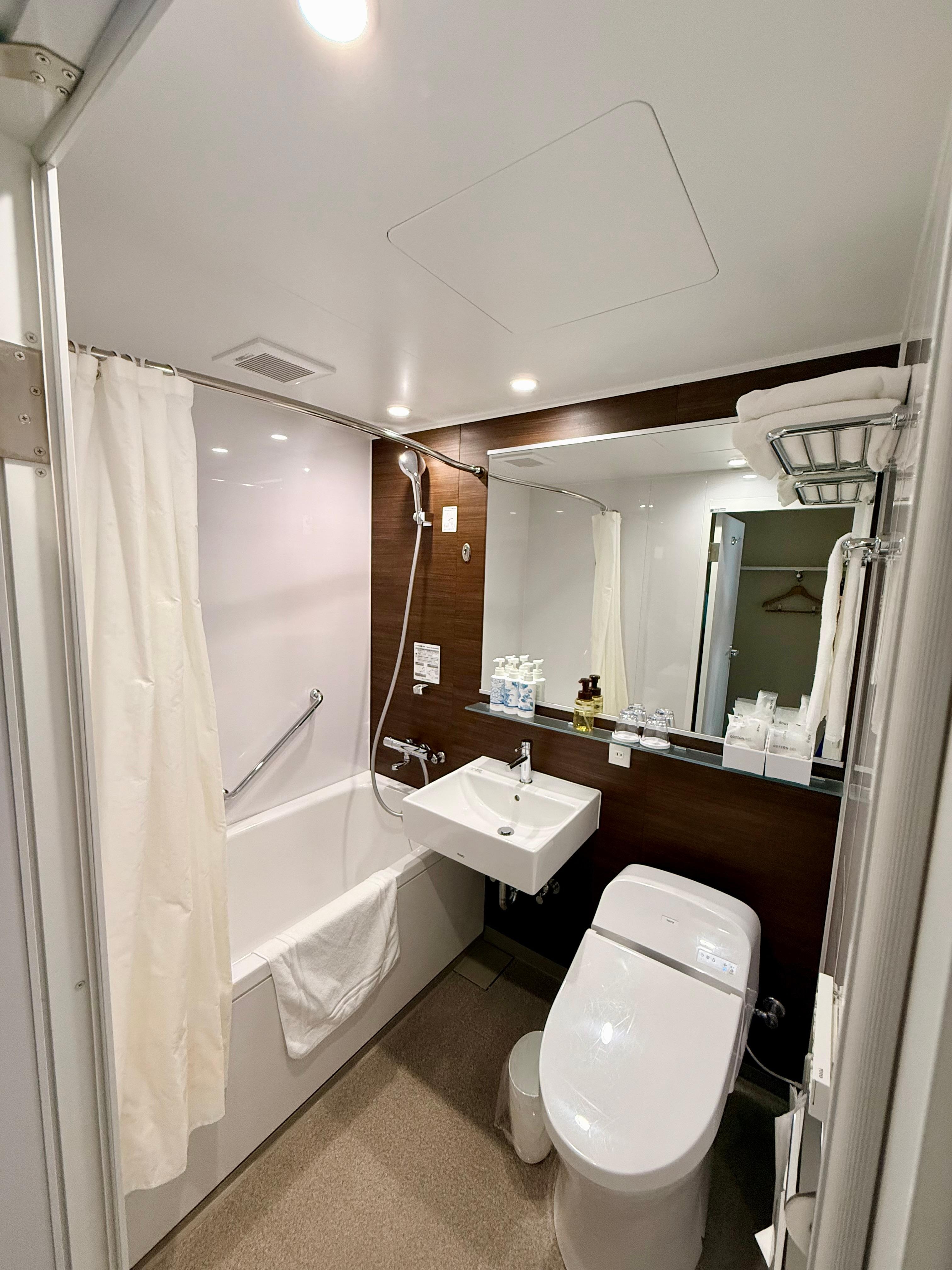 Double room bathroom. 