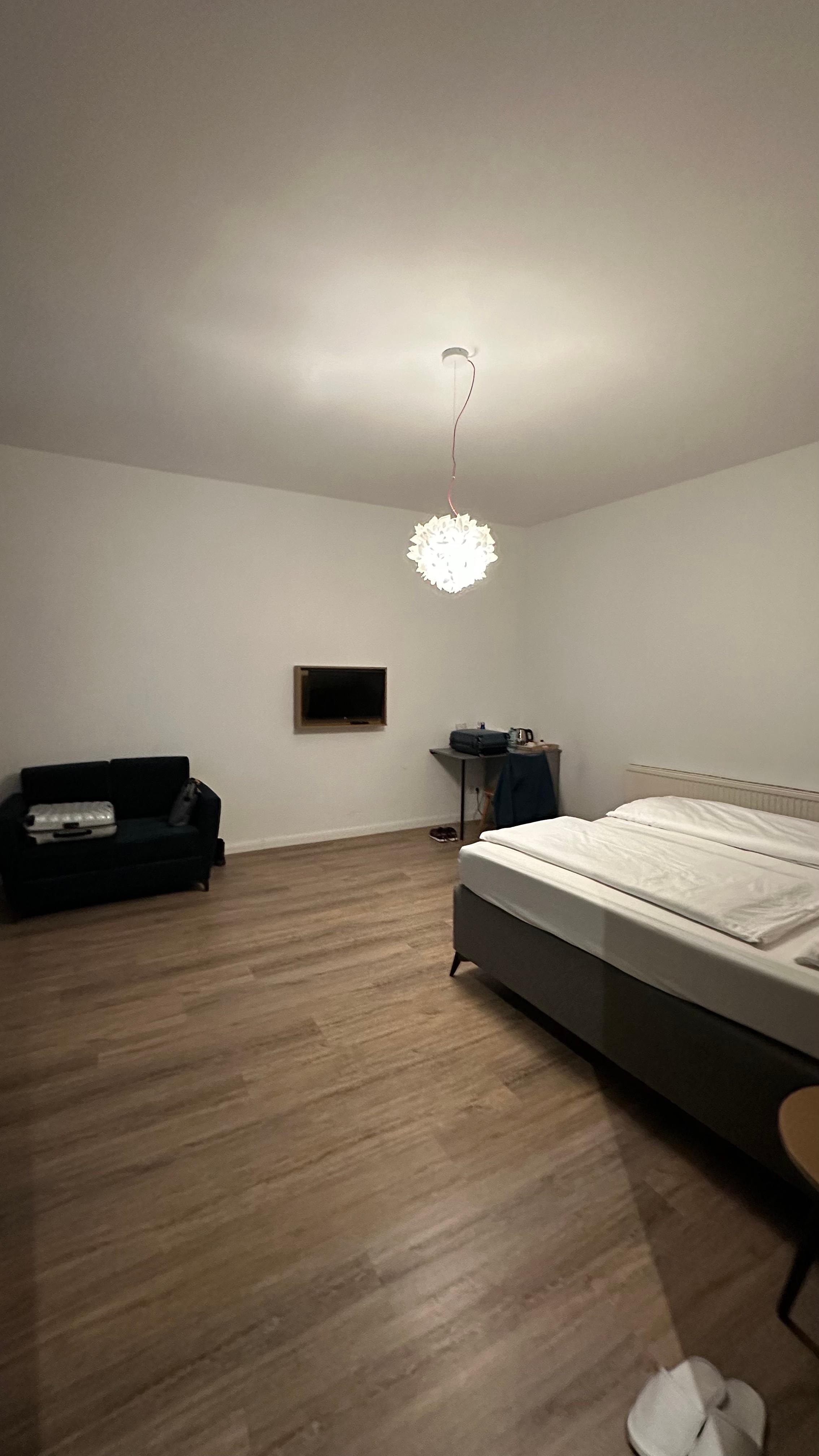 Blick Zimmer vom Flur aus