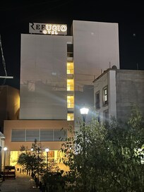 Vista frontal del hotel