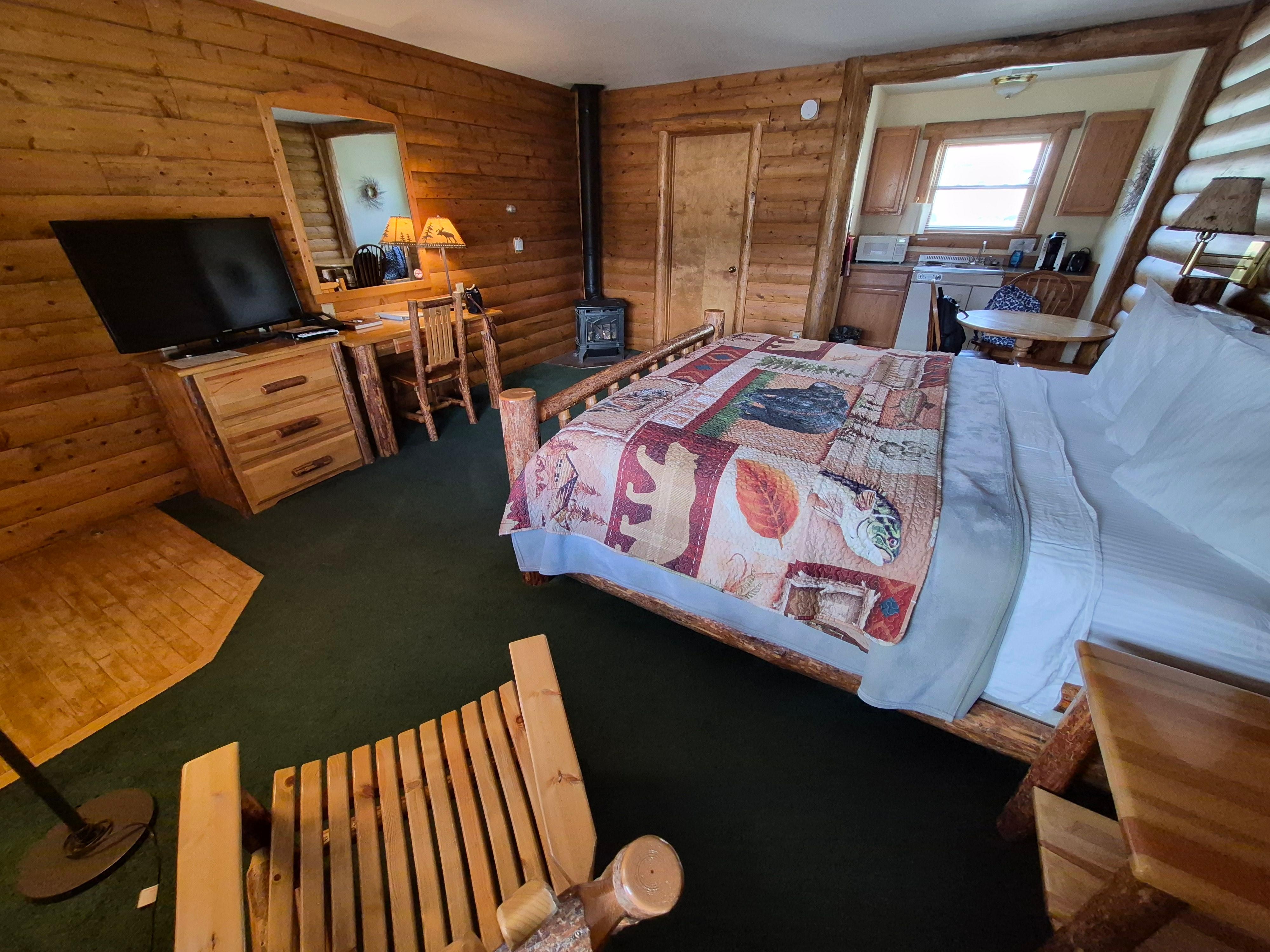 King bed with a kitchenette and gas fire place. It was beautifully decorated and really added to our Yellowstone experience. 