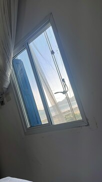 Telas na janela onde o parapeito estava despedaçado