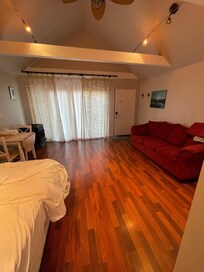 Empty room, no coffee table