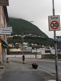 Kuva hotellihuoneen ikkunasta.