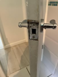 No catch or lock on bathroom doy