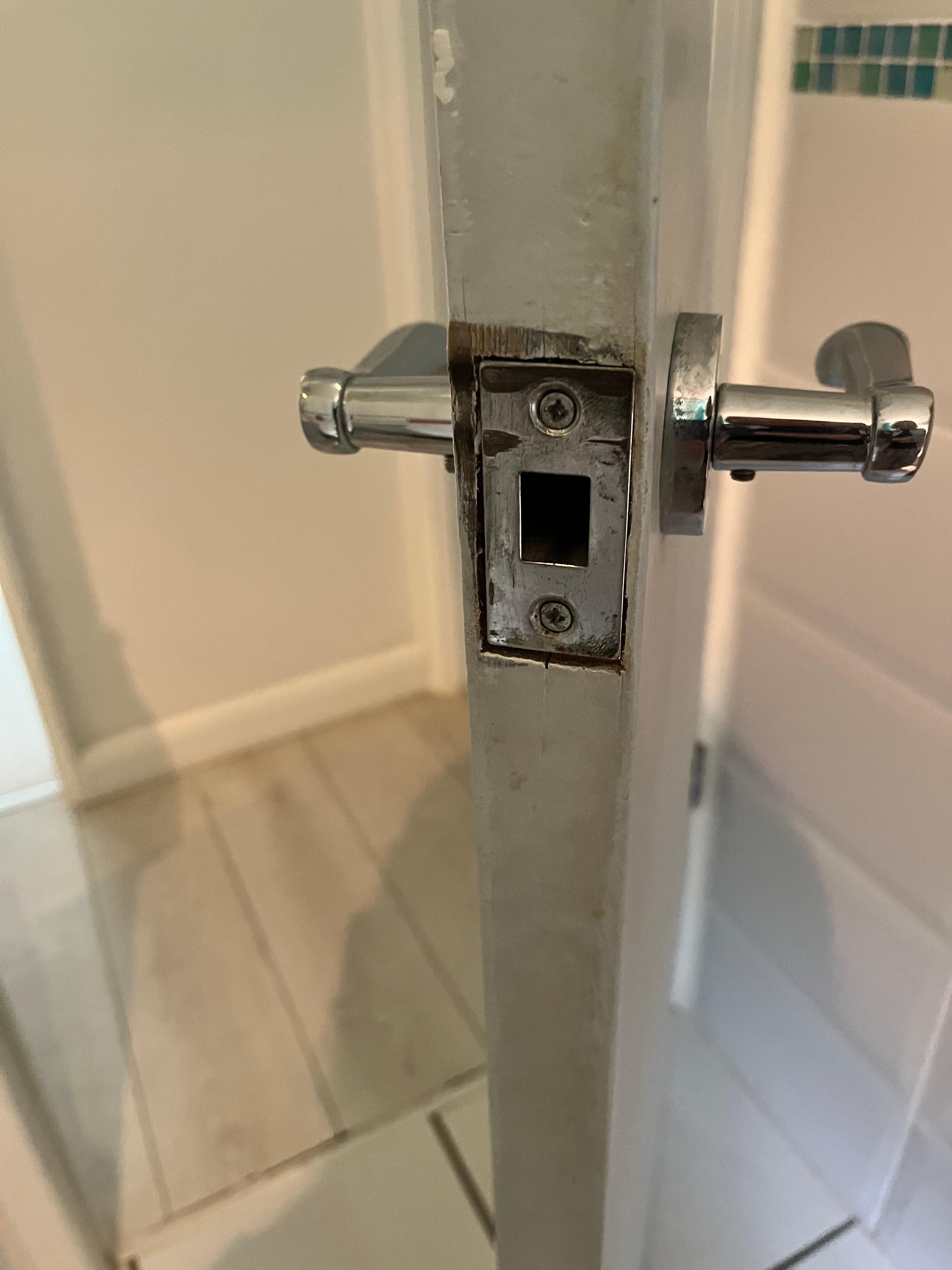 No catch or lock on bathroom doy