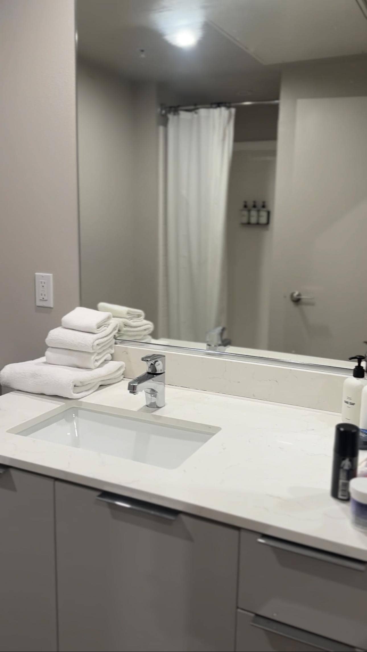 Nice size restroom. 