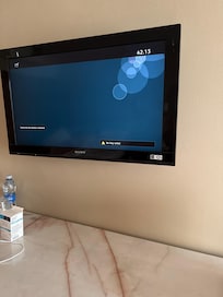 No hay señal en la TV. Se pidió vinieran arreglarla y bien gracias nunca llegaron. Se reportó tres veces.