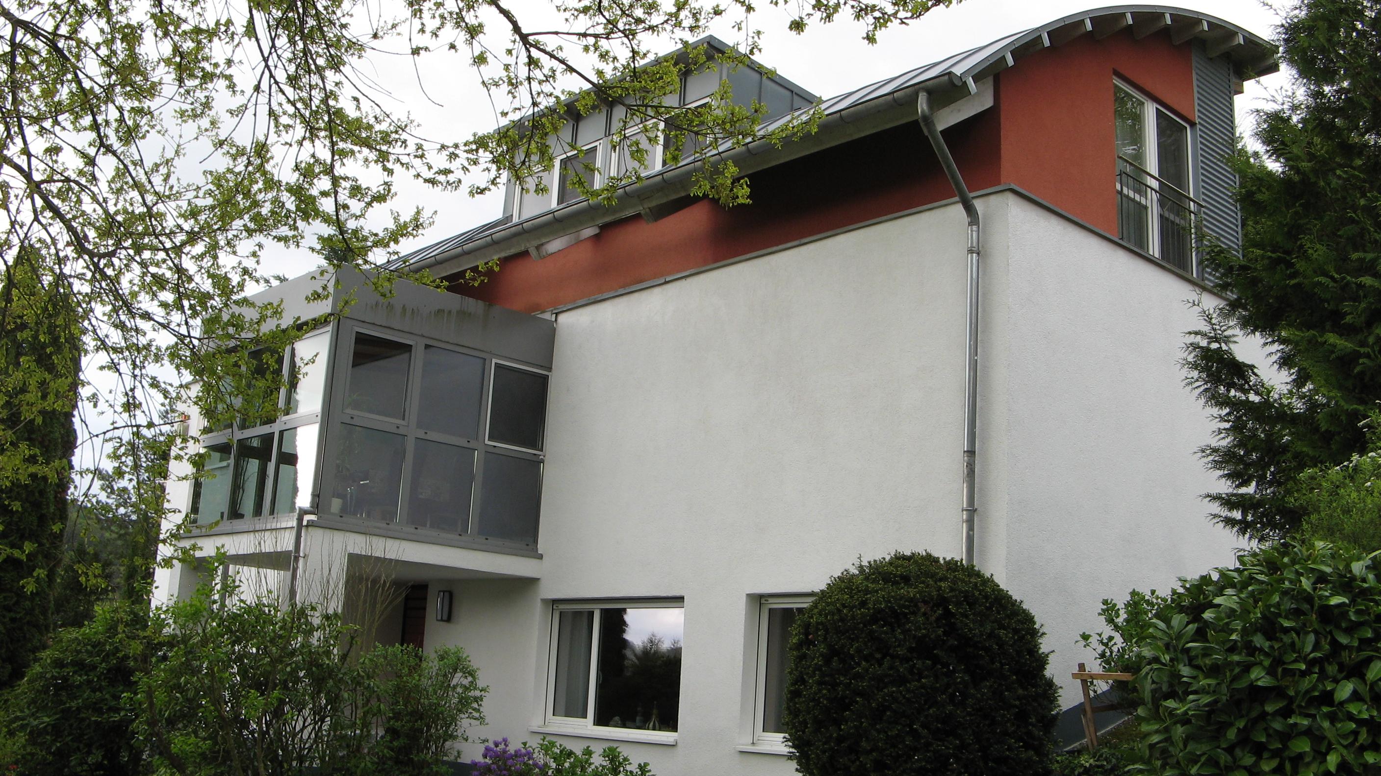 zwei Fenster des Aufenthalts