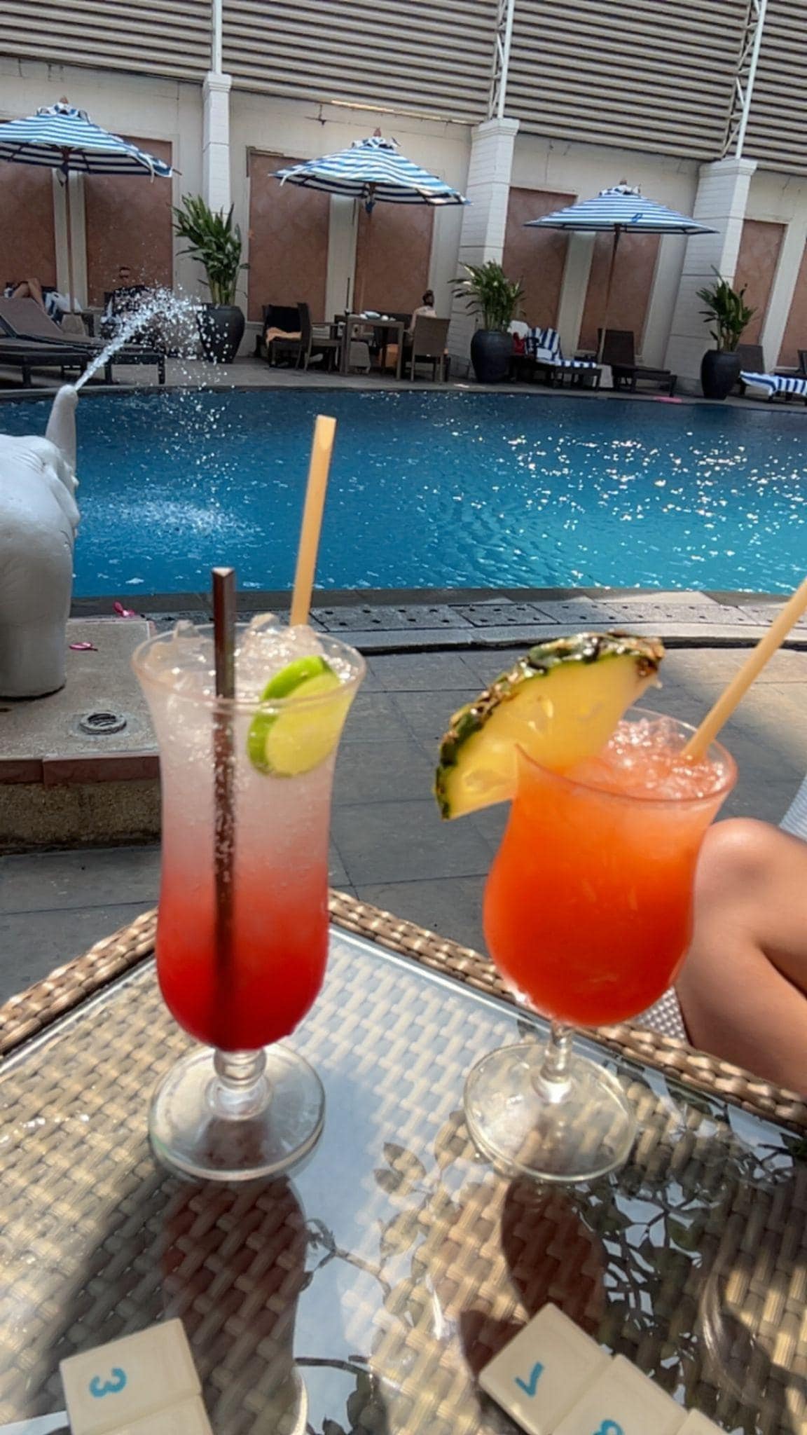 Happy Hour ab 13 Uhr (Bild beim grossen Pool)