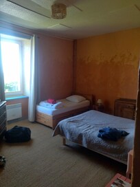 chambre avec lit de 140 et lit de 90 literie en bon état