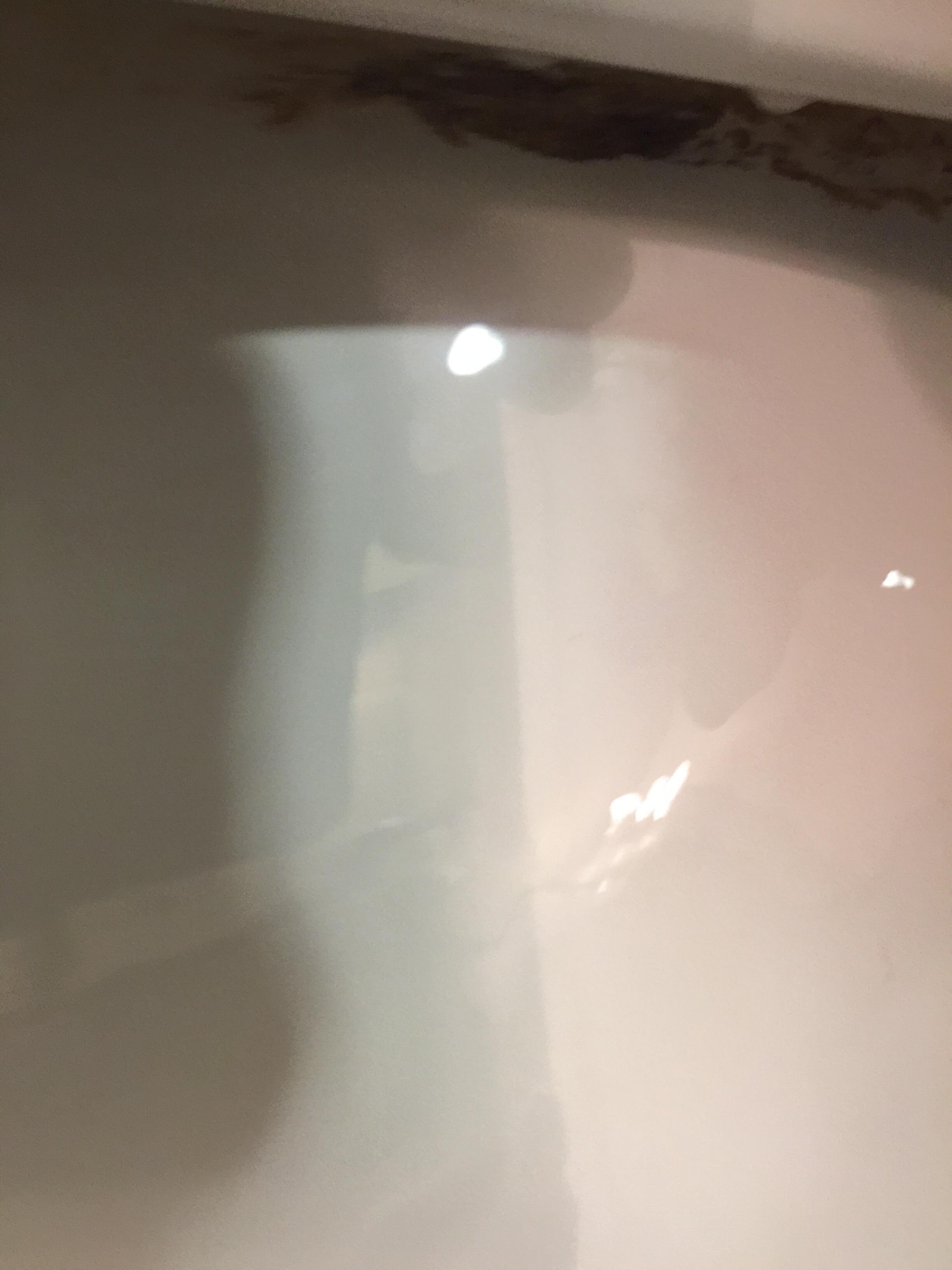 Un leaned toilet bowl